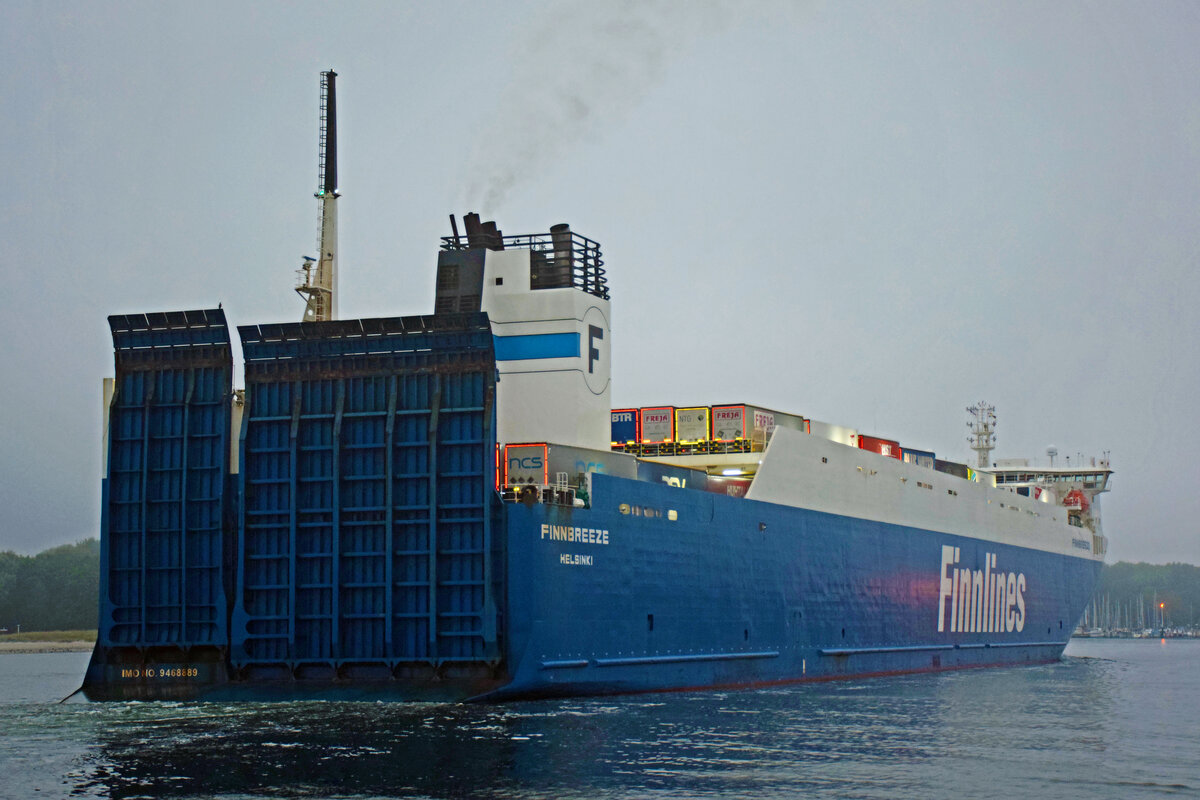 FINNBREEZE (IMO 9468889, Finnlines) am frühen Morgen des 25.08.2022 einlaufend Lübeck-Travemünde