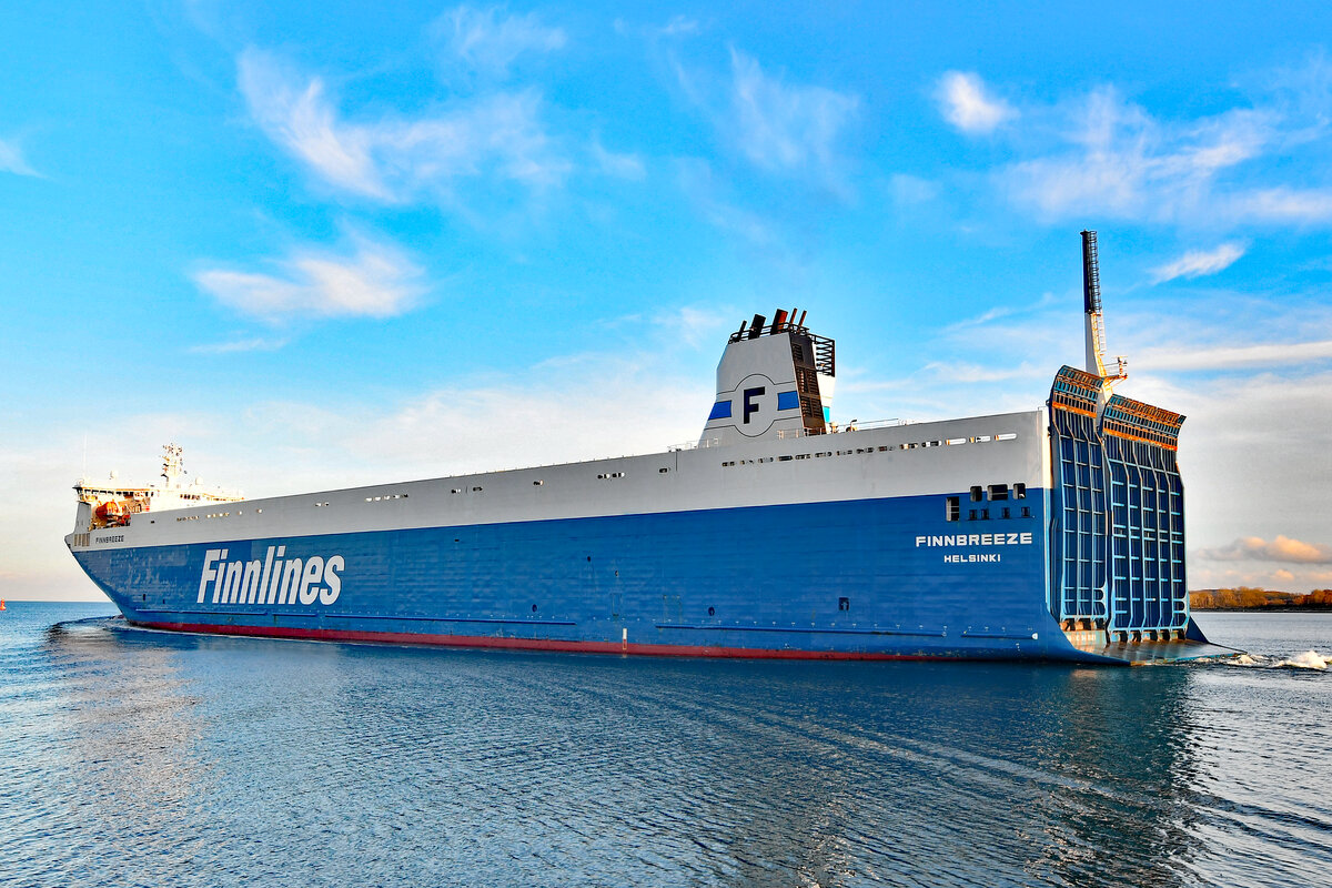 FINNBREEZE (IMO 9468889, Finnlines) am 08.01.2023 in der Ostsee vor Lübeck-Travemünde