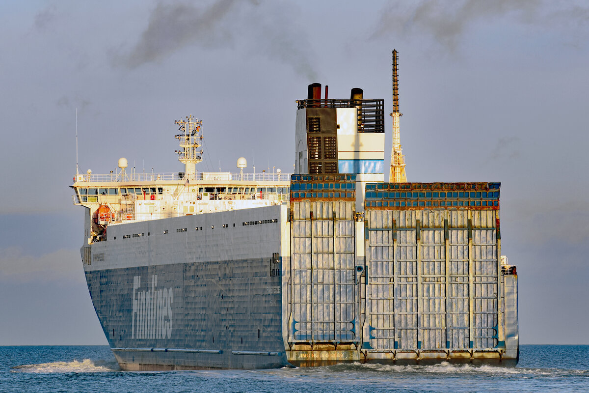 FINNBREEZE (IMO 9468889, Finnlines) am 08.01.2023 in der Ostsee vor Lübeck-Travemünde