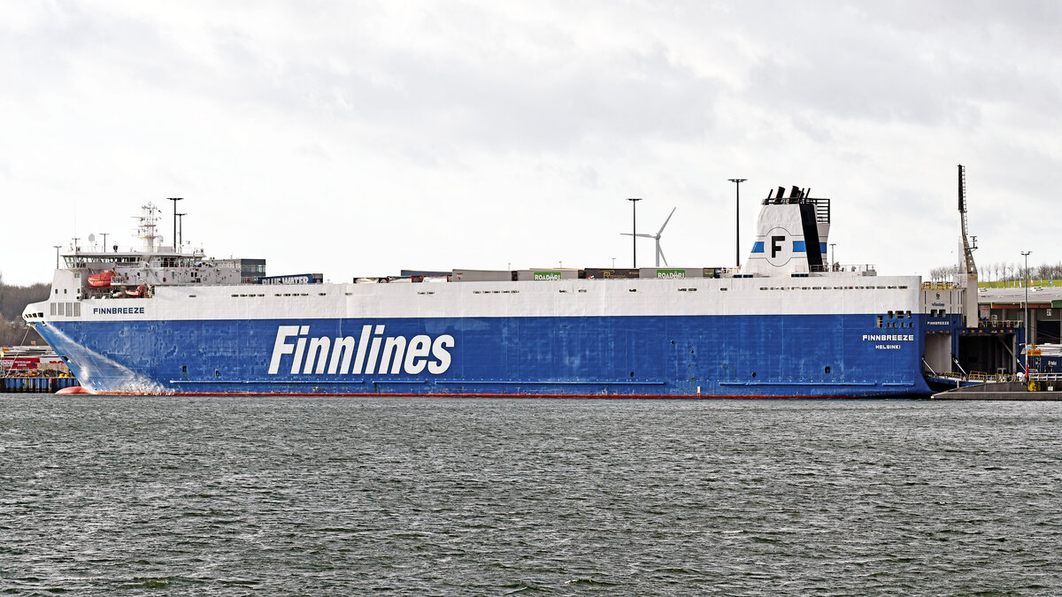 FINNBREEZE (IMO 9468889, Finnlines) am 15.01.2023 beim Skandinavienkai in Lübeck-Travemünde