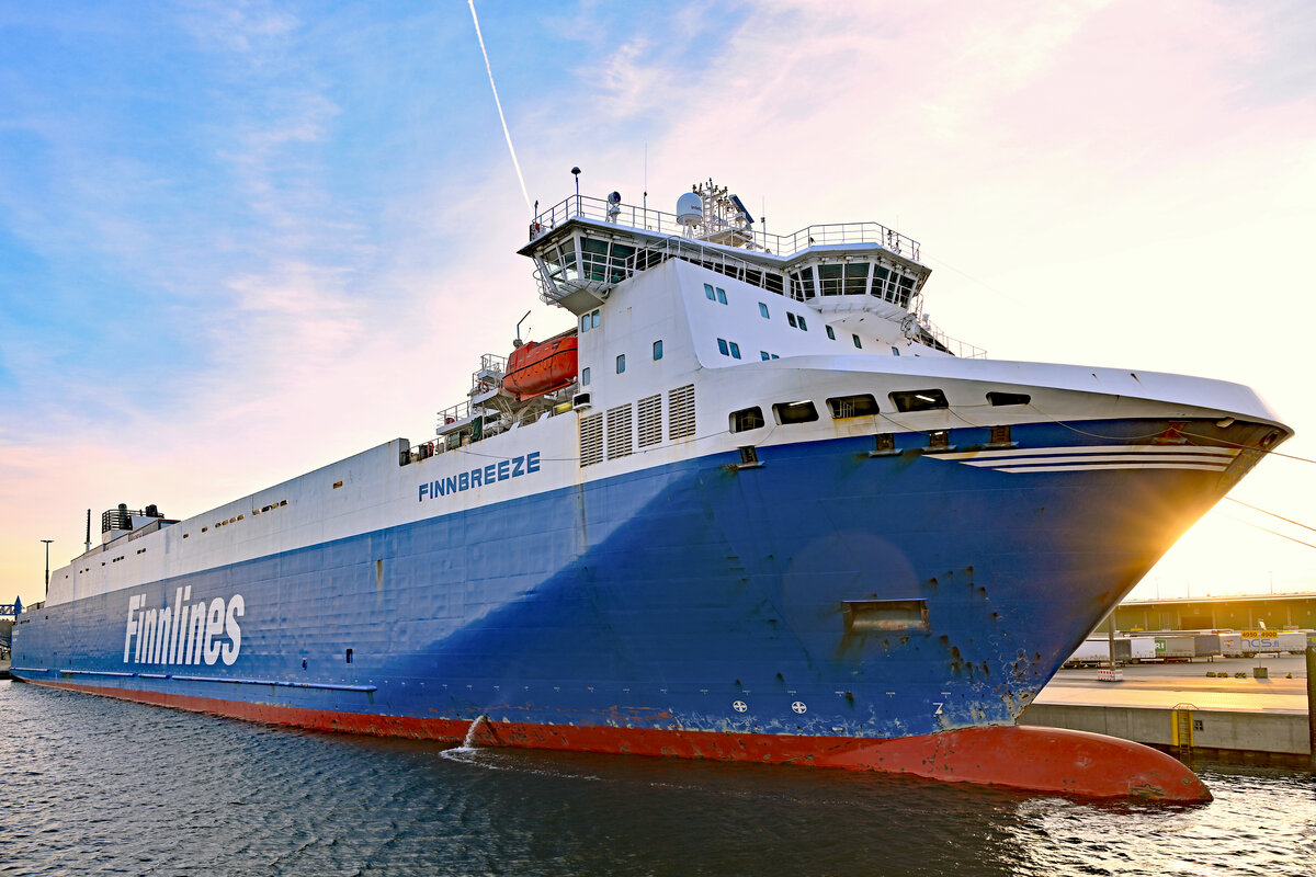 FINNBREEZE (IMO 9468889, Finnlines) am 29.02.2024 beim Skandinavienkai in Lübeck-Travemünde