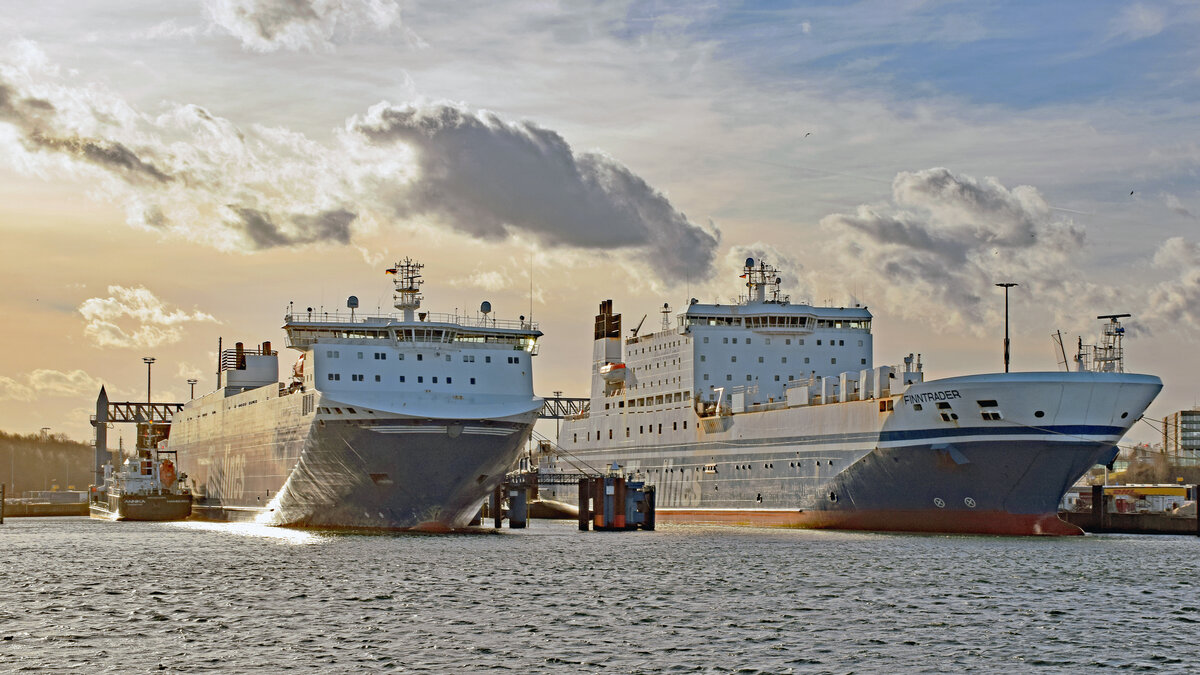 FINNBREEZE (IMO 9468889, Finnlines) und FINNTRADER (IMO 9017769, Finnlines) am 01.01.2023 im Licht der untergehenden Sonne im Hafen von Lübeck-Travemünde