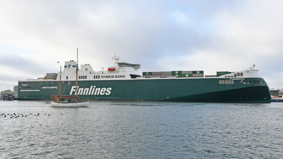 FINNECO II (IMO 9856842) am 27.01.2024 in Lübeck-Travemünde. Das Segelschiff AGLAIA passiert gerade das Finnlines-Schiff mit Kurs auf die Ostsee