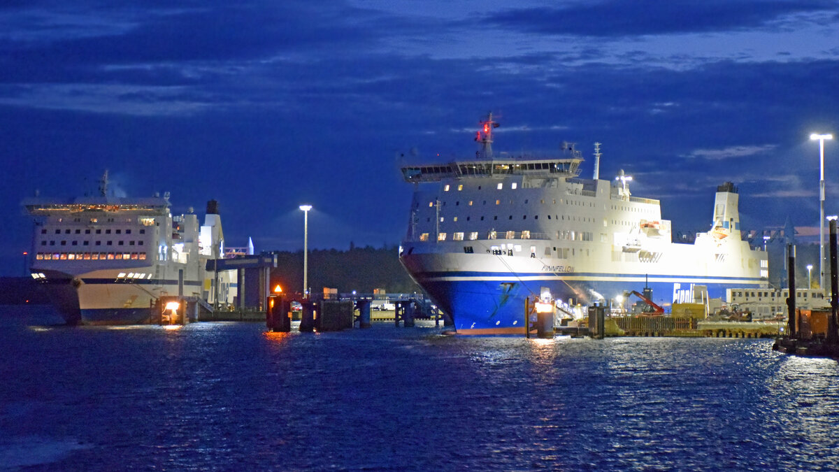 FINNFELLOW (Finnlines, IMO 9145164) und AKKA (ex NILS HOLGERSSON, IMO 9217230, TT-Line) am Abend des 06.11.2022 in Lübeck-Travemünde