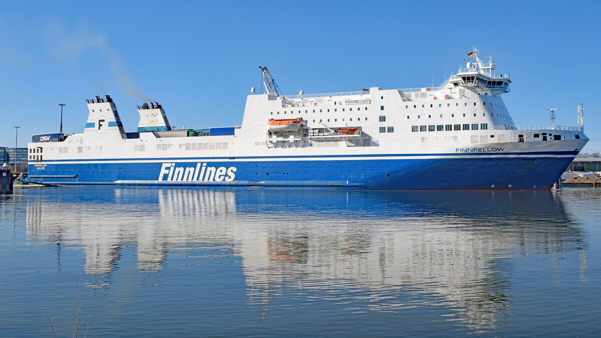 FINNFELLOW (Finnlines, IMO 9145164) am 26.02.2022 beim Verlassen des Skandinavienkais Lübeck-Travemünde