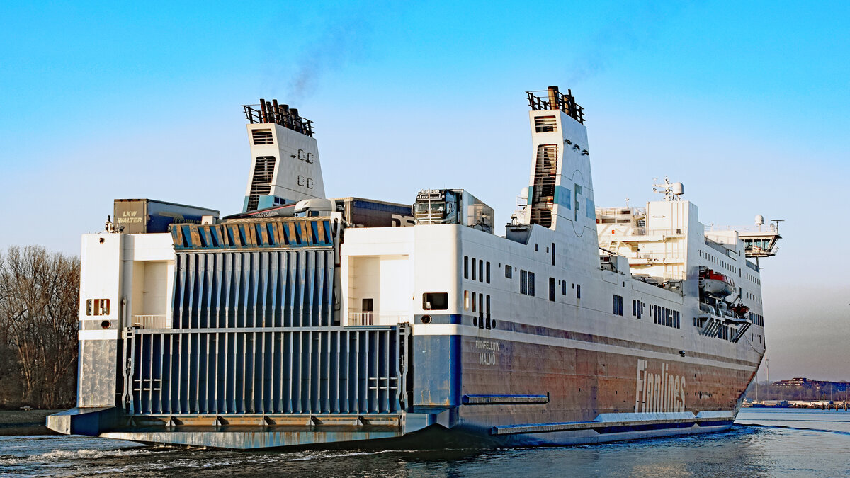 FINNFELLOW (Finnlines, IMO 9145164) am 10.03.2022 einlaufend Lübeck-Travemünde