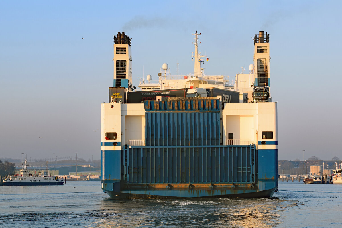 FINNFELLOW (Finnlines, IMO 9145164) am 10.03.2022 einlaufend Lübeck-Travemünde