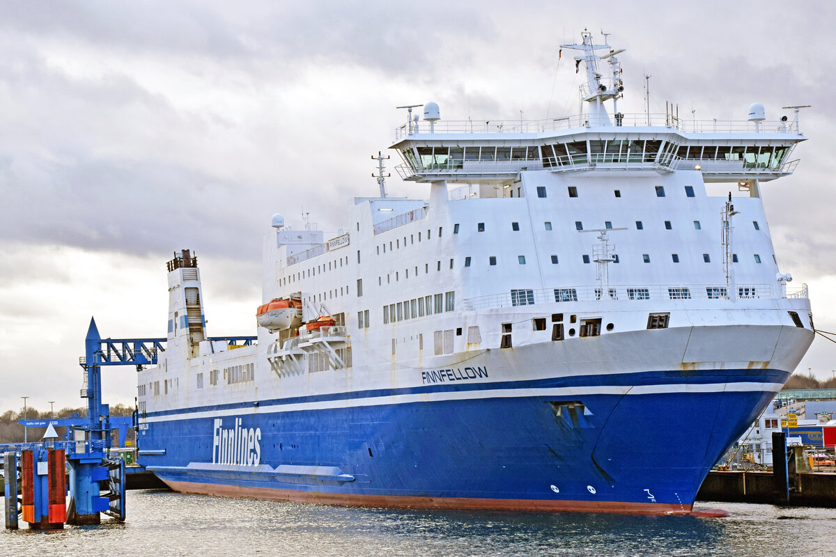 FINNFELLOW (Finnlines, IMO 9145164) am 29.12.2022 beim Skandinavienkai in Lübeck-Travemünde