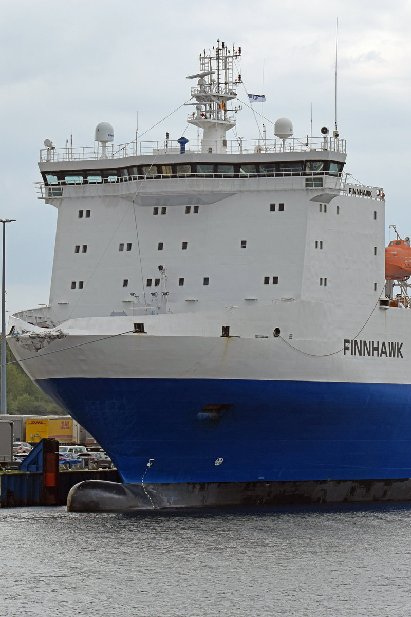 FINNHAWK (IMO: 9207895) am 20.9.2018 im Hafen von Lübeck-Travemünde. Der Schaden am Bug, der zu erkennen ist, muss in den letzten Wochen entstanden sein. Als ich das Schiff am 28.6.2018 letztmalig ablichtete, war das  Malheur  noch nicht passiert.