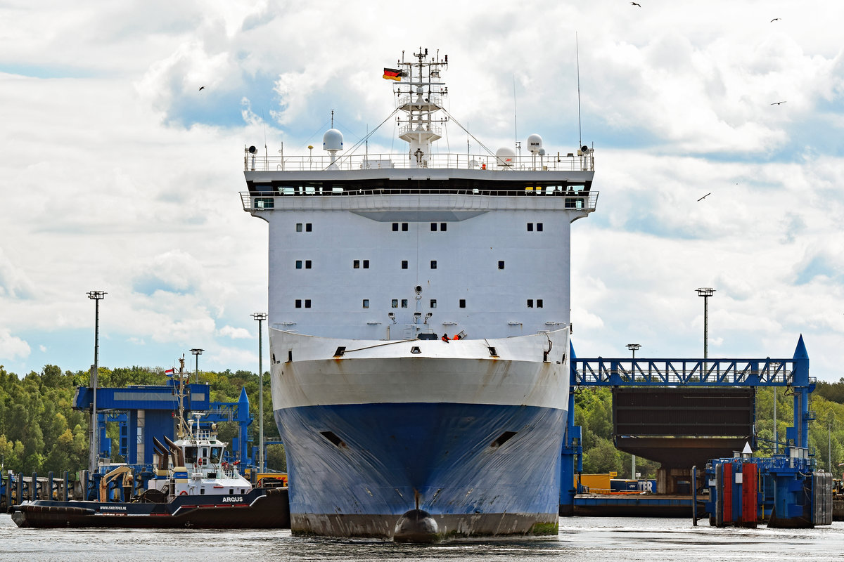 FINNKRAFT (IMO: 9207883) am 16.05.2020 in Lübeck-Travemünde. Das Schiff wird mit Hilfe des Schleppers ARGUS an seinen Anleger am Skandinavienkai manövriert.