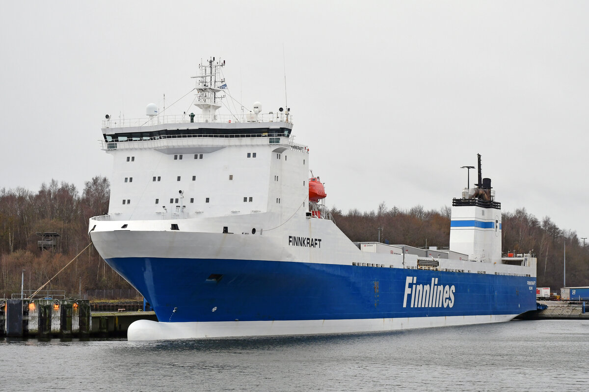 FINNKRAFT (IMO 9207883, Finnlines) am 23.12.2023 beim Skandinavienkai in Lübeck-Travemünde