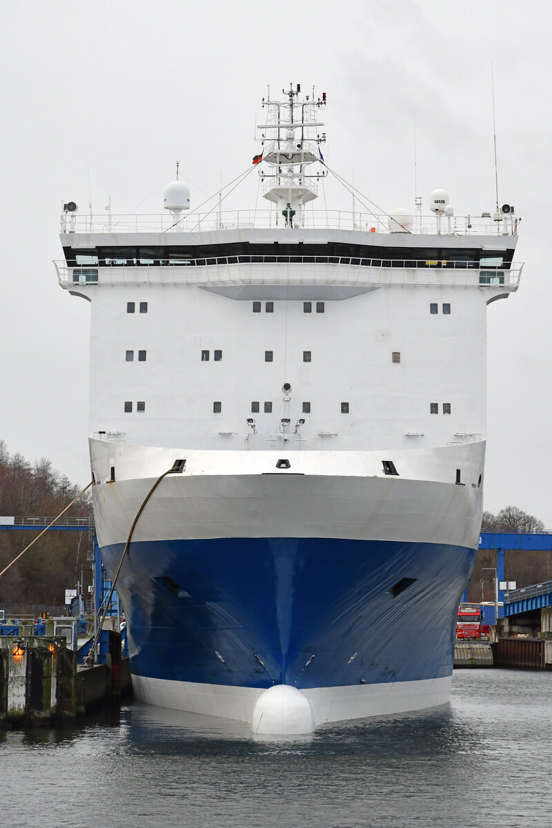 FINNKRAFT (IMO 9207883, Finnlines) am 23.12.2023 beim Skandinavienkai in Lübeck-Travemünde