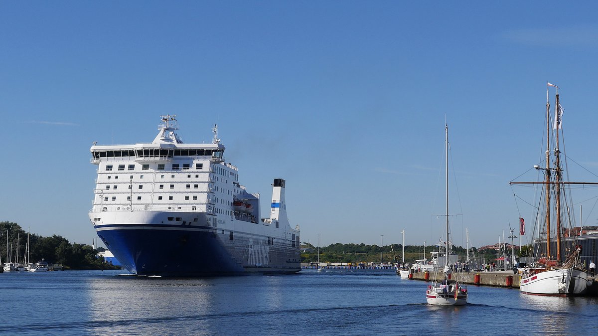 Finnlines-Fährschiff NORDLINK IMO 9336256 auslaufend Hafen Lübeck-Travemünde Kurs Malmö; 25.08.2016, 10:00 Uhr
