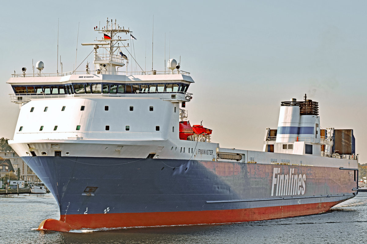 FINNMASTER am Morgen des 11.10.2018 beim Verlassen des Hafens von Lübeck-Travemünde. 
IMO: 9132014, MMSI: 230368000, Rufzeichen: OJHU, Flagge: Finland [FI], 
Länge über Alles / größte Breite: 154.5m × 22m, Baujahr 1998 