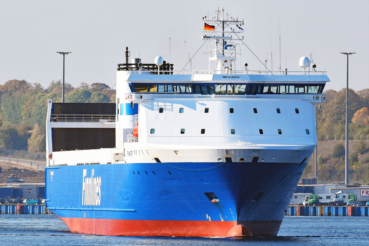 FINNMASTER am Morgen des 11.10.2018 beim Verlassen des Hafens von Lübeck-Travemünde. 
IMO: 9132014, MMSI: 230368000, Rufzeichen: OJHU, Flagge: Finland [FI], 
Länge über Alles / größte Breite: 154.5m × 22m, Baujahr 1998 