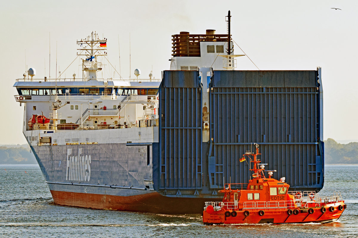 FINNMASTER am Morgen des 11.10.2018 beim Verlassen des Hafens von Lübeck-Travemünde. 
IMO: 9132014, MMSI: 230368000, Rufzeichen: OJHU, Flagge: Finland [FI], 
Länge über Alles / größte Breite: 154.5m × 22m, Baujahr 1998 