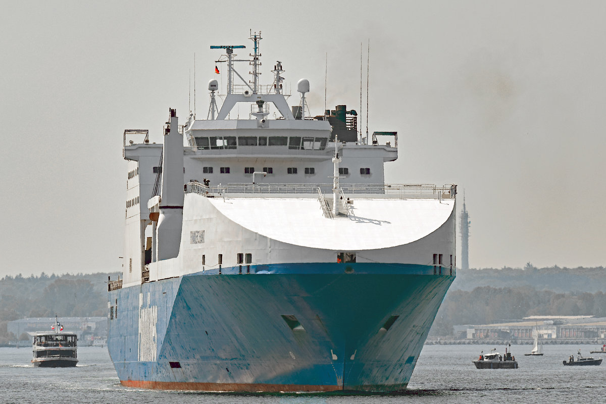 FINNMERCHANT (IMO 9234082) am 13.5.2018 auslaufend Rostock-Warnemünde.