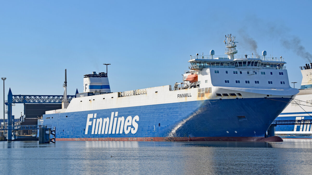 FINNMILL (Finnlines, IMO 9212656) am 26.02.2022 am Skandinavienkai in Lübeck-travemünde
