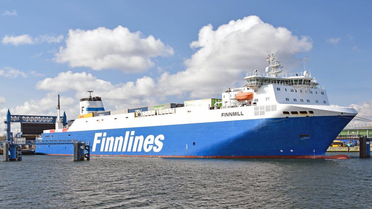 FINNMILL (Finnlines, IMO 9212656) am 02.04.2022 am Skandinavienkai in Lübeck-Travemünde