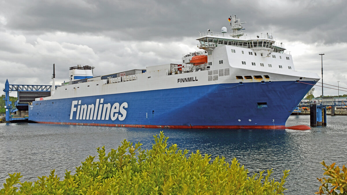 FINNMILL (Finnlines, IMO 9212656) am 14.05.2022 beim Skandinavienkai in Lübeck-Travemünde