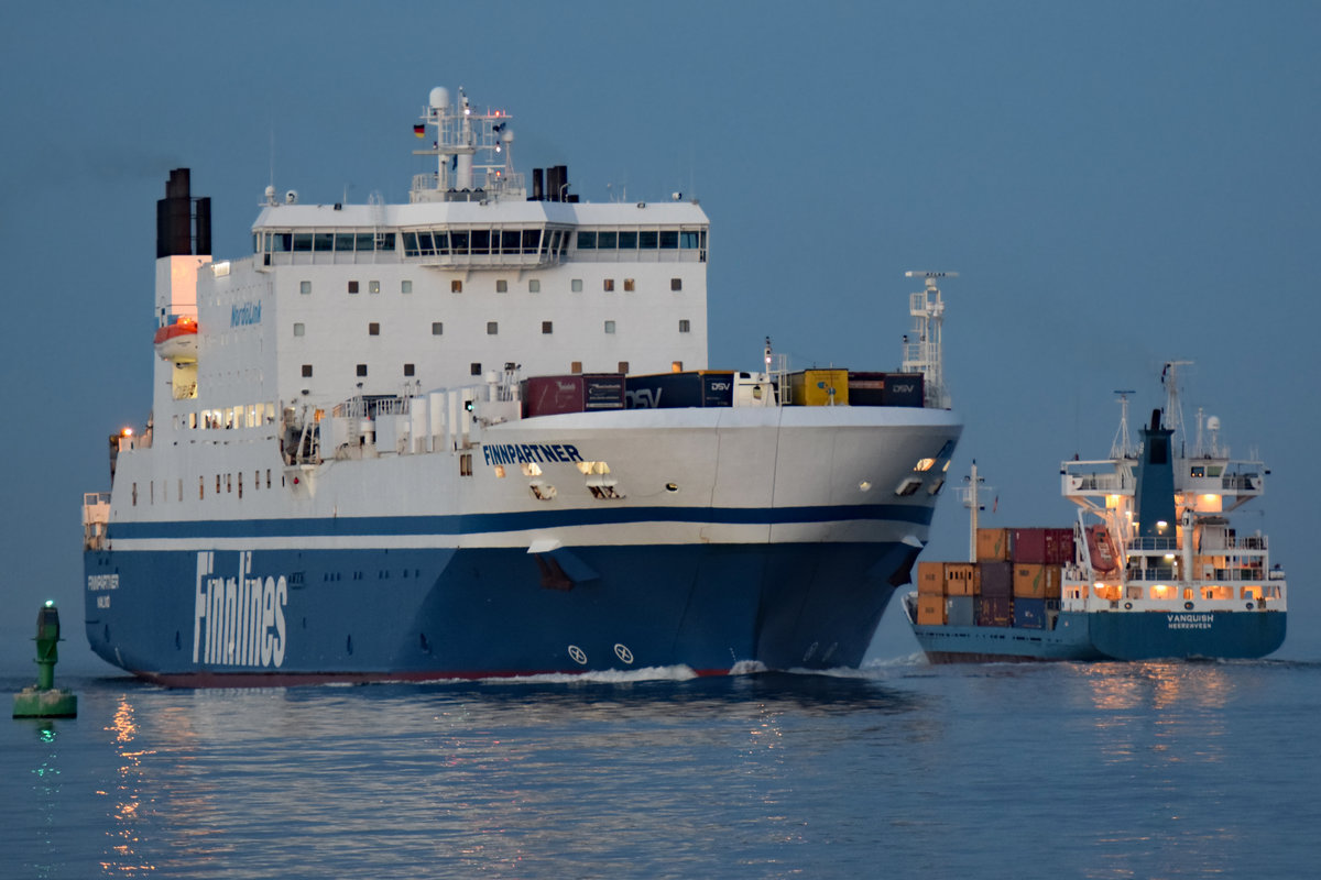 FINNPARTNER (IMO 9010163) am Abend des 12.10.2018 in der Ostsee vor Lübeck-Travemünde. Rechts ist das Containerschiff VANQUISH (IMO: 9116199))zu sehen.
