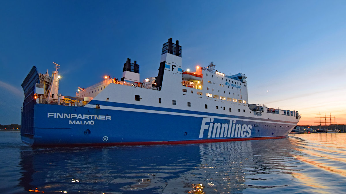 FINNPARTNER (IMO 9010163) am Abend des 12.10.2018 in Lübeck-Travemünde einlaufend. Im Hintergrund rechts ist die Viermastbark PASSAT zu sehen.