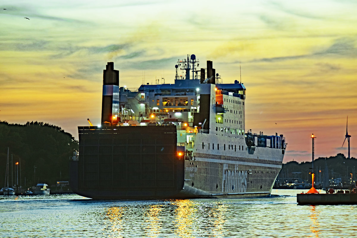 FINNPARTNER (IMO 9010163) am Abend des 12.10.2018 in den Hafen von Lübeck-Travemünde einlaufend.