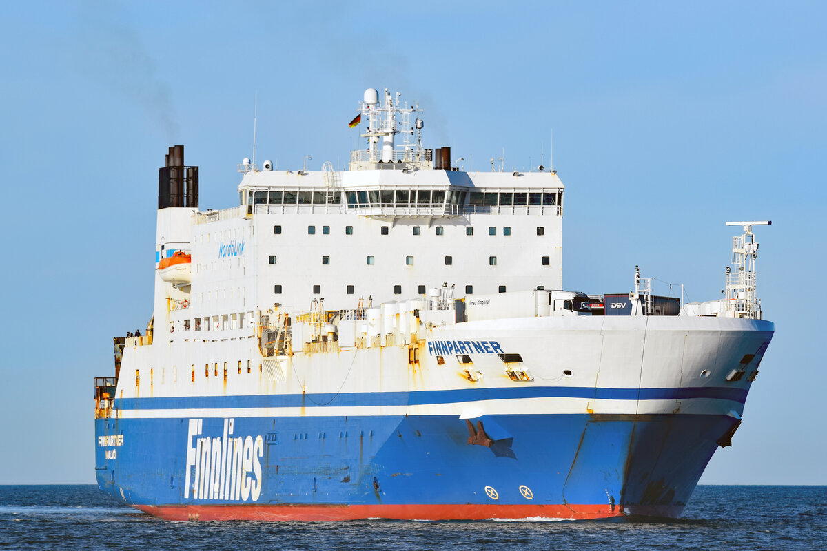 FINNPARTNER (IMO 9010163, Finnlines) am Abend des 16.04.2022 in der Ostsee vor Lübeck-Travemünde