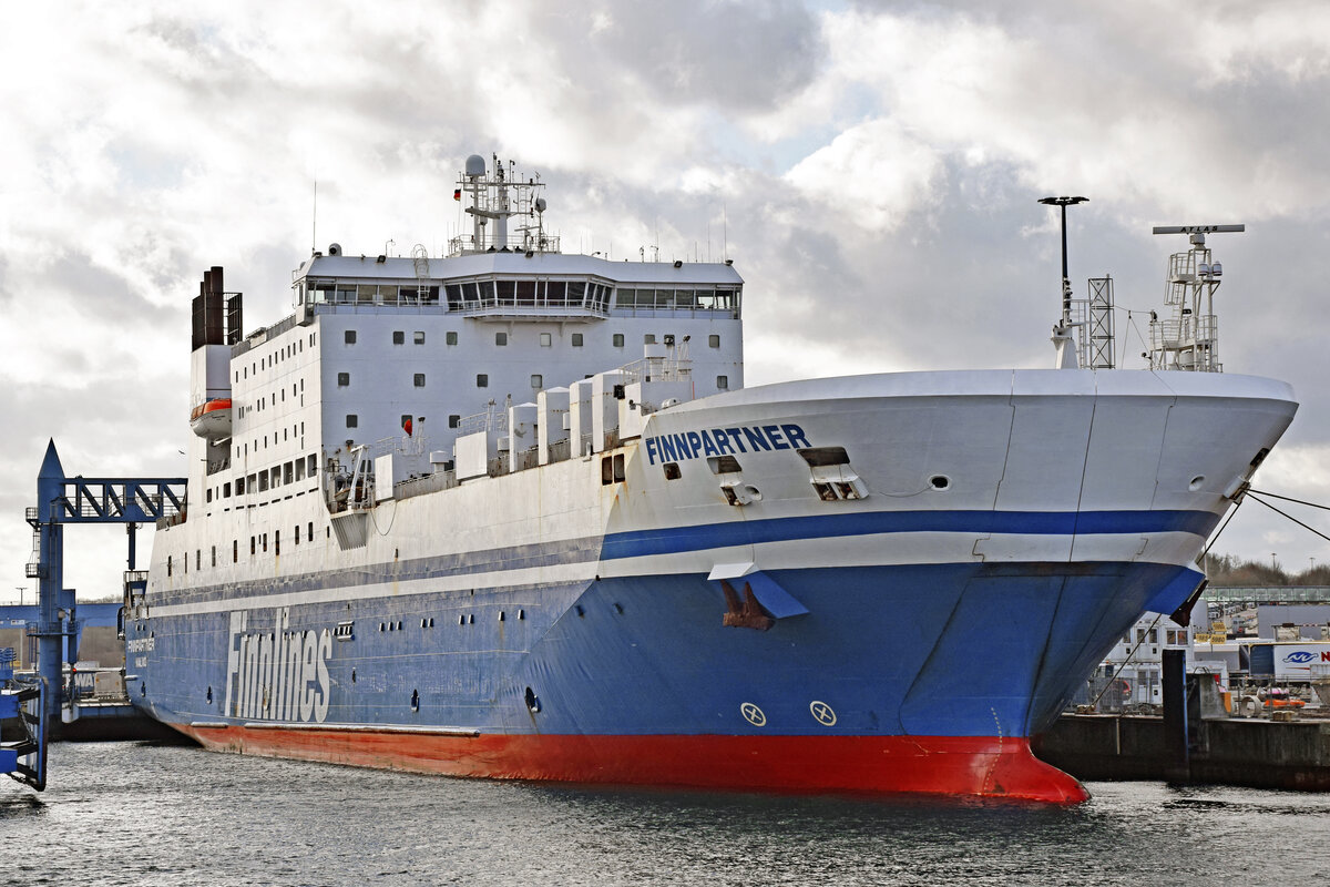 FINNPARTNER (IMO 9010163, Finnlines) am 15.1.2023 beim Skandinavienkai in Lübeck-Travemünde