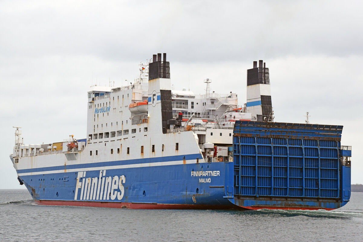 FINNPARTNER (IMO 9010163, Finnlines) am 14.03.2023 auslaufend Lübeck-Travemünde