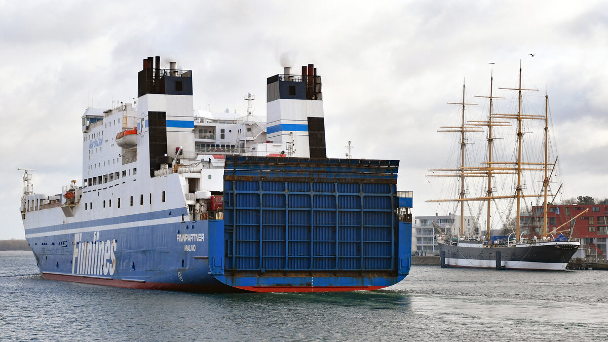 FINNPARTNER (IMO 9010163, Finnlines) am 03.02.2024 auslaufend Lübeck-Travemünde