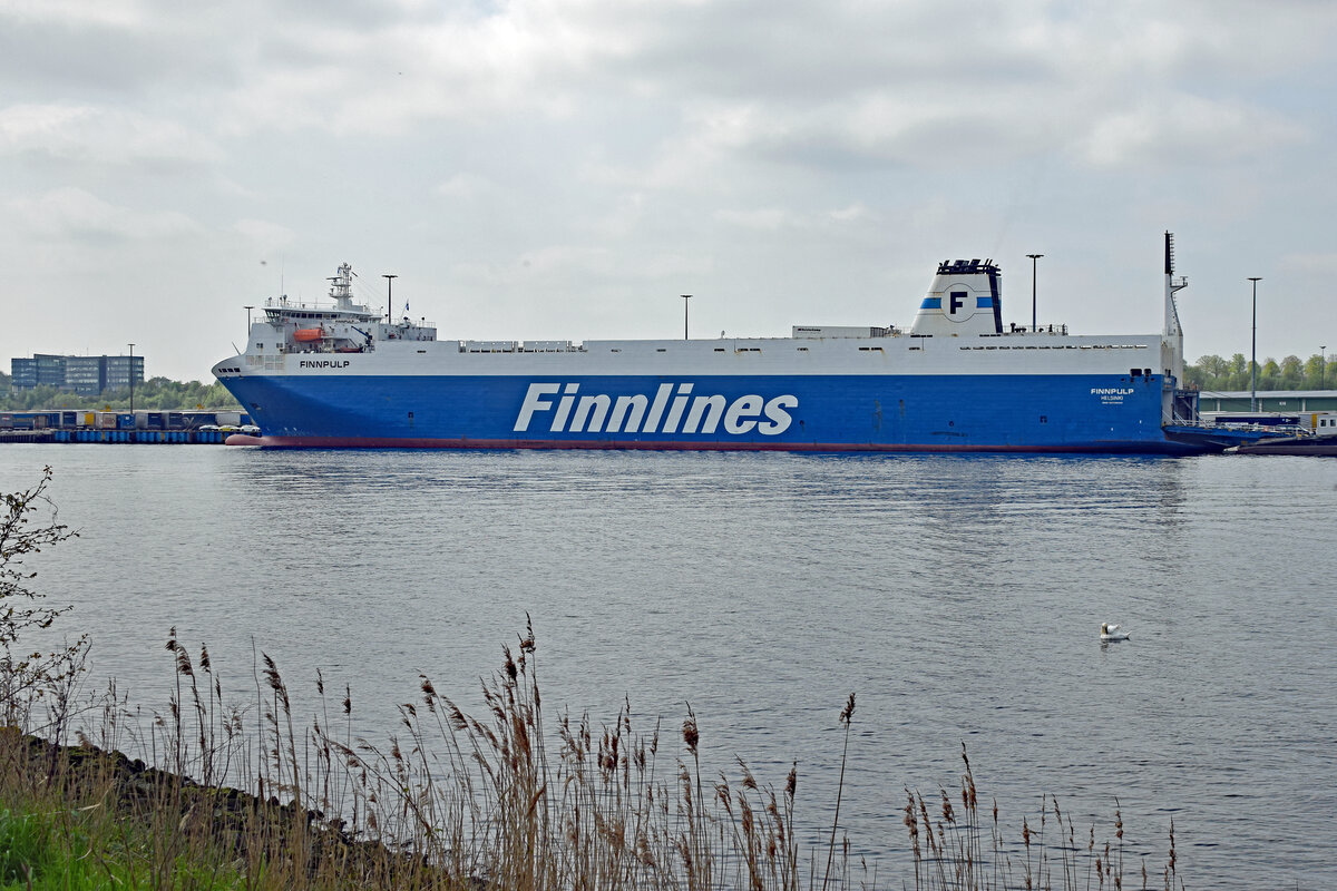 FINNPULP (IMO 9212644, Finnlines) am 15.5.2021 im Hafen von Lübeck-Travemünde