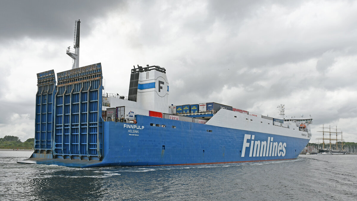 FINNPULP (IMO 9212644, Finnlines) am 29.05.2022 einlaufend Lübeck-Travemünde