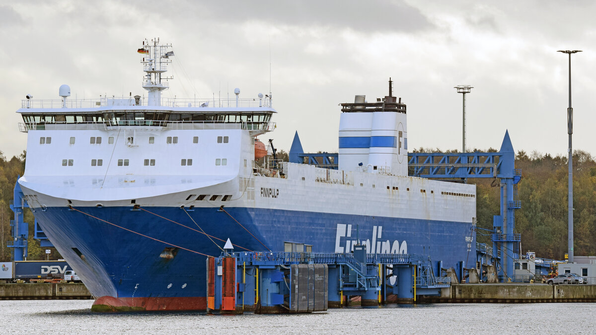 FINNPULP (IMO 9212644, Finnlines) am 02.11.2022 beim Skandinavienkai in Lübeck-Travemünde