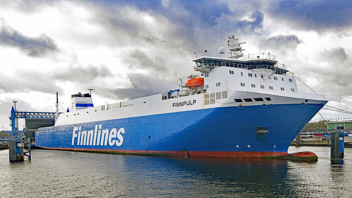 FINNPULP (IMO 9212644, Finnlines) am 02.11.2022 beim Skandinavienkai in Lübeck-Travemünde