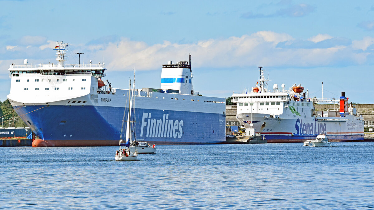 FINNPULP (IMO 9212644, Finnlines) und STENA GOTHICA (Stena-Line, IMO 7826867) am 21.08.2021 beim Skandinavienkai in Lübeck-Travemünde