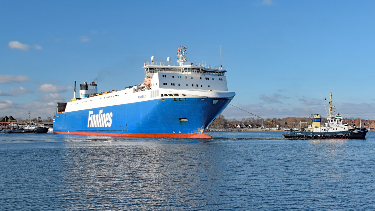 FINNSKY (IMO 9468906) am 27.02.2021 den Skandinavienkai in Lübeck-Travemünde verlassend. Aufgrund Störung/Defekt bei einer Hauptmaschine und eines Bugstrahlruders wurden die Schlepper SATURNUS und ARGUS zur Unterstützung des Ablegemanövers herangezogen.