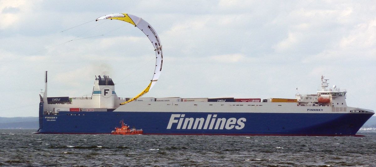 FINNSKY (IMO 9468906, Baujahr 2012, 189 x 26 m) hat Travemünde verlassen und befindet sich zum Zeitpunkt der Aufnahme (gegen 16.15 Uhr des 08.07.2017) in Höhe Barendorf bei Dassow. 