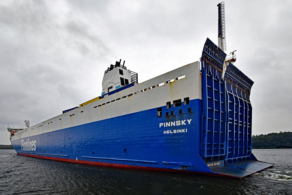 FINNSKY (IMO 9468906, Baujahr 2012, 189 x 26 m) am 06.07.2019 auf der Trave in Richtung Ostsee unterwegs