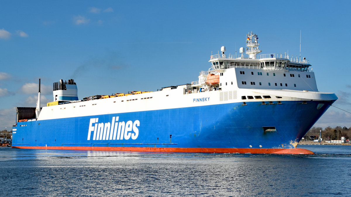 FINNSKY (IMO 9468906) von den Finnlines am 27.02.2021 den Skandinavienkai in Lübeck-Travemünde verlassend. 