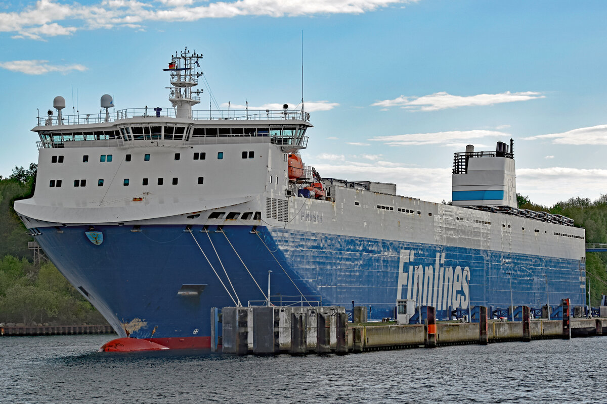 FINNSKY (IMO 9468906) von den Finnlines am 21.05.2021 im Hafen von Lübeck-Travemünde