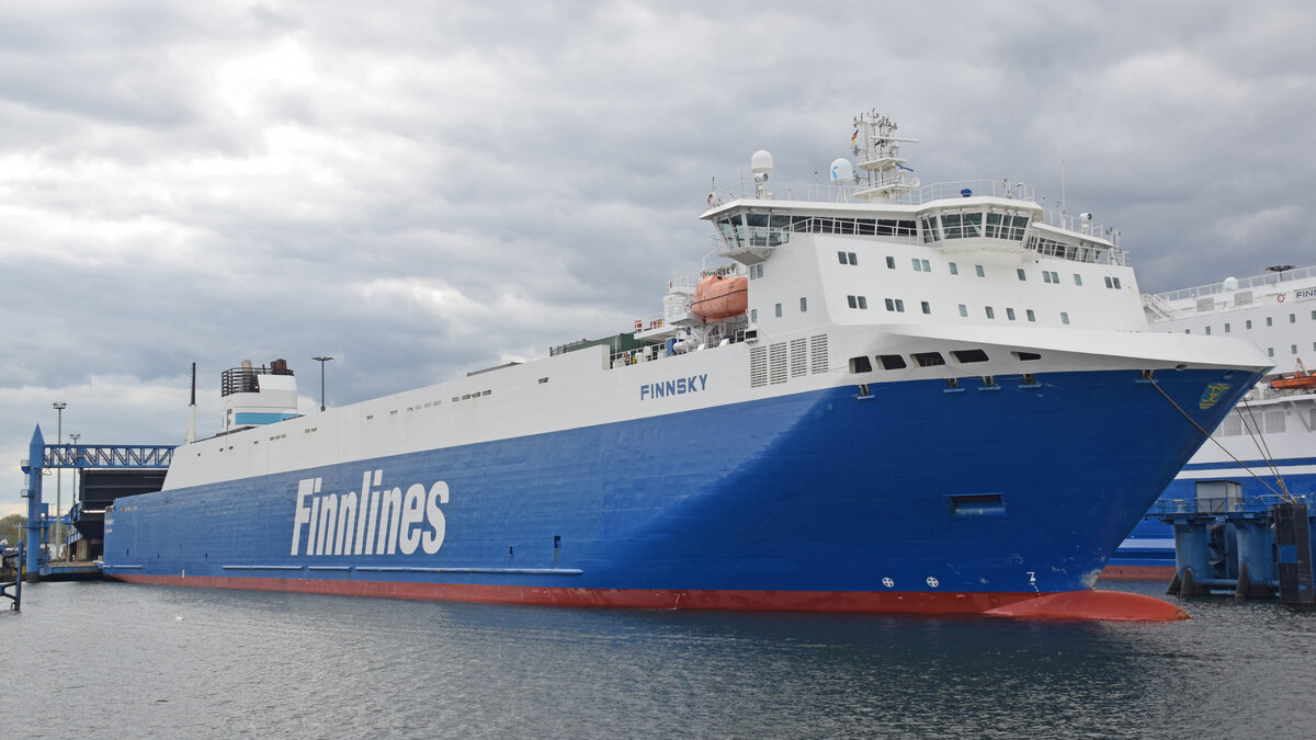 FINNSKY (IMO 9468906) von den Finnlines am 01.05.2022 beim Skandinavienkai in Lübeck-Travemünde