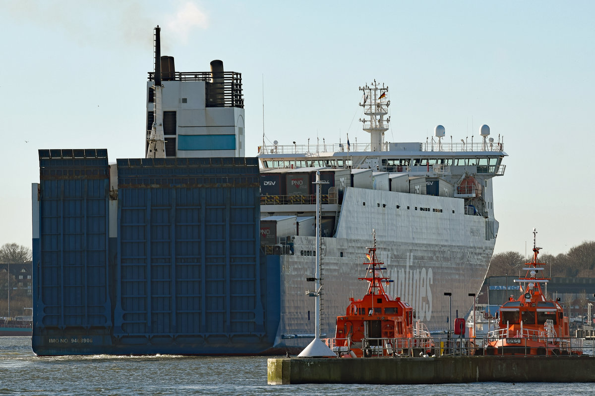 FINNSKY läuft am 07.01.2018 in den Hafen von Lübeck-Travemünde ein.