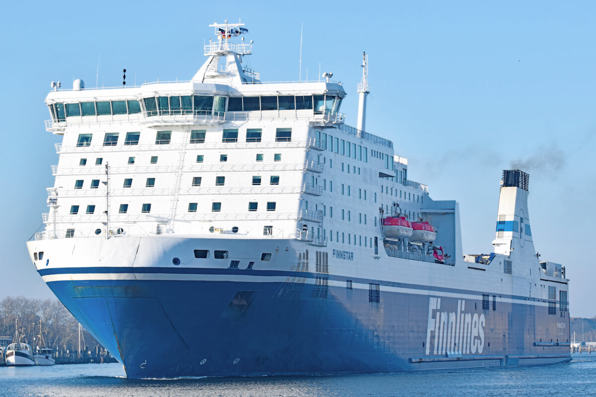 FINNSTAR (Finnlines, IMO 9319442) am 10.03.2022 Lübeck-Travemünde auslaufend