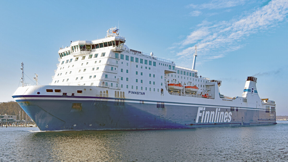 FINNSTAR (Finnlines, IMO 9319442) am 10.03.2022 Lübeck-Travemünde auslaufend