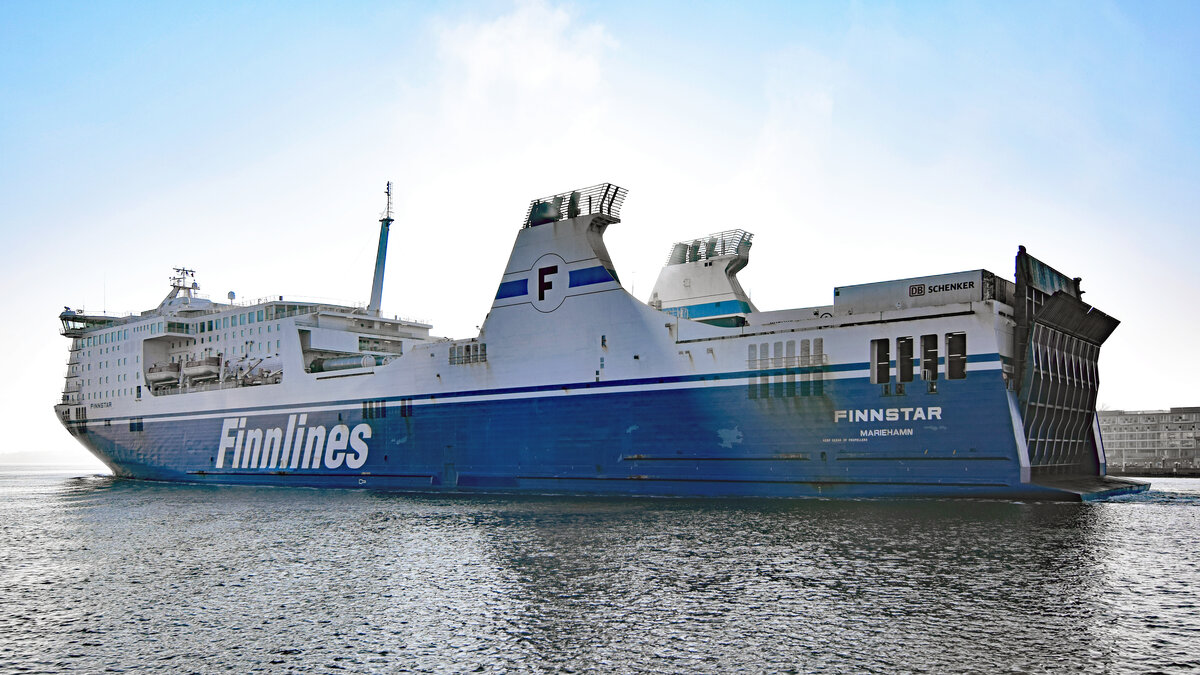 FINNSTAR (Finnlines, IMO 9319442) am 10.03.2022 Lübeck-Travemünde auslaufend