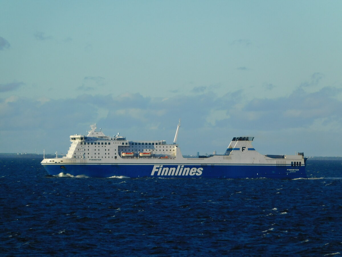 FINNSTAR von Finnlines vor Helsinki am 17.10.21, gesehen von Bord der Viking XPRS