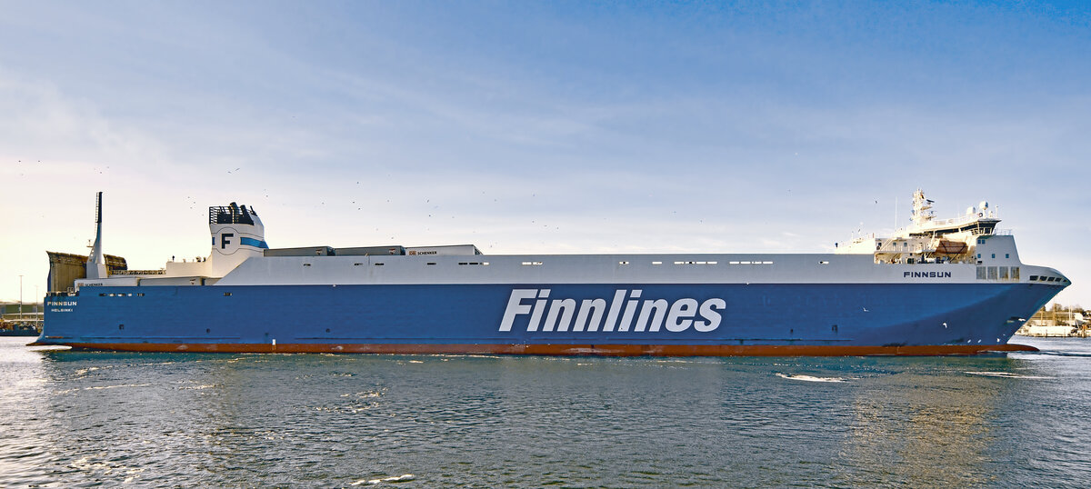 FINNSUN (IMO 9468918, Finnlines) am 19.02.2023 beim Skandinavienkai in Lübeck-Travemünde