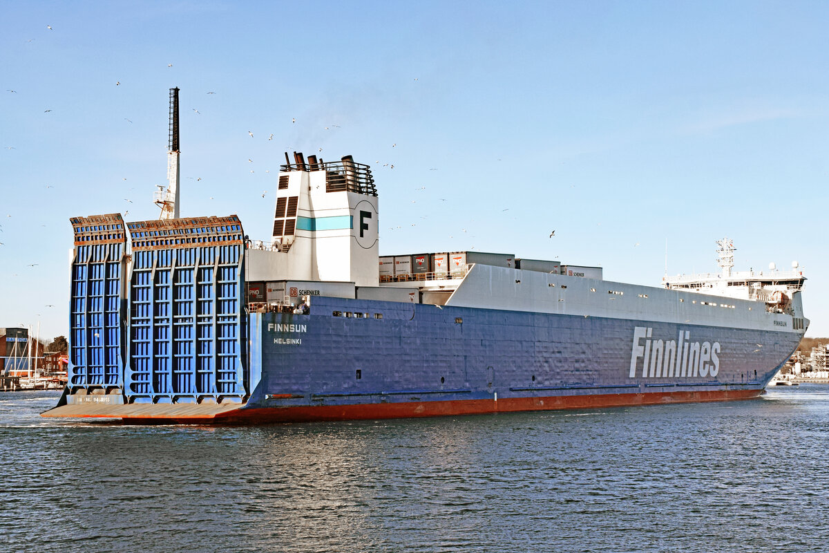 FINNSUN (IMO 9468918, Finnlines) am 19.02.2023 in Lübeck-Travemünde. Das Schiff hat in der  Siechenbucht  gedreht, um nun rückwärts an den zugewiesenen Anleger beim Skandinavienkai zu manövrieren.