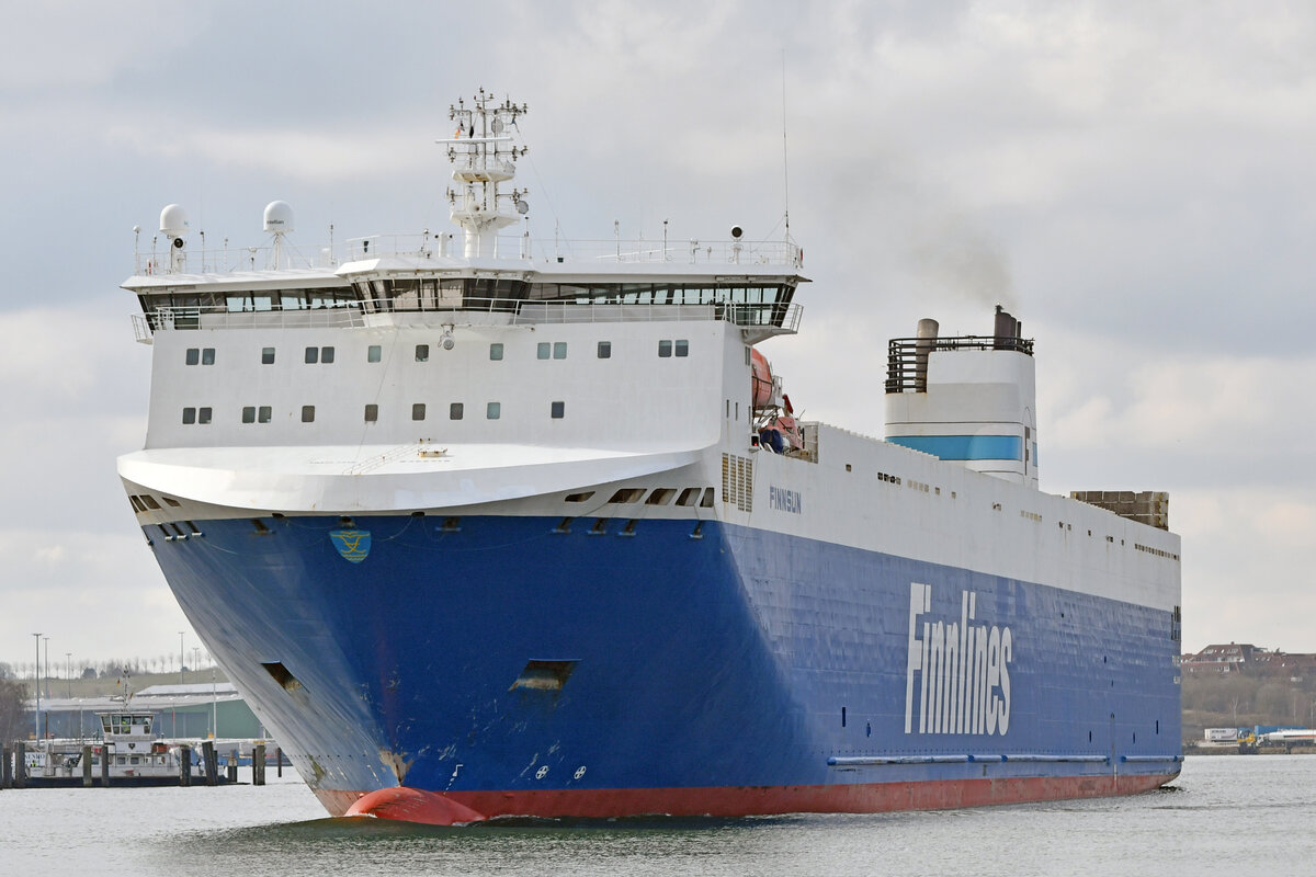 FINNSUN (IMO 9468918, Finnlines) am 09.03.2023 auslaufend Lübeck-Travemünde